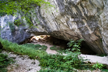 Grotta lungo il sentiero per l'arco di fondarca nelle marche