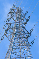 夏の青空と送電線の高い鉄塔
