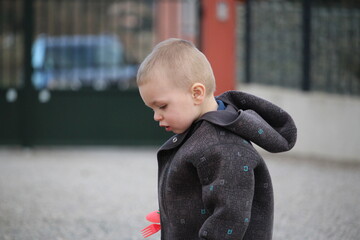 petit garçon blond 