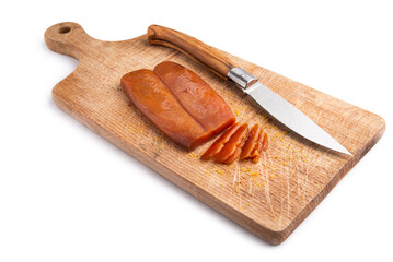 Bottarga di muggine affettata su tagliere di legno, cibo italiano 