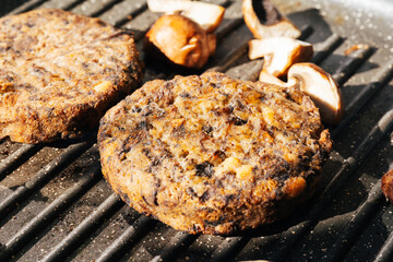 Vegener pilz-burger made from mushrooms on a grill pan