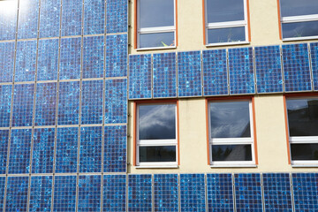 Fototapeta premium Solarmodule an einer Hauswand 