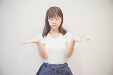 2択で迷う女性