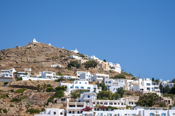 Fototapeta na wymiar The beautiful whitewashed village of Ios in Greece