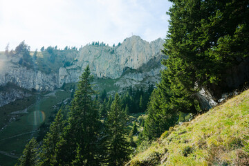 Mount Pilatus and the valley station in Alpnachstad lie in the heart of Switzerland and are very well connected. They are conveniently reached by car, train or boat trip.