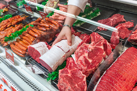 Roti de boeuf, viande rouge dans un rayon boucherie