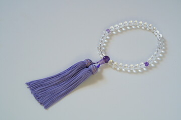 紫の房の女性用の数珠　白バック