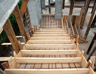 The builders made a formwork template for the manufacture of steps between the floors of the house using the method of pouring concrete mortar right on the construction site