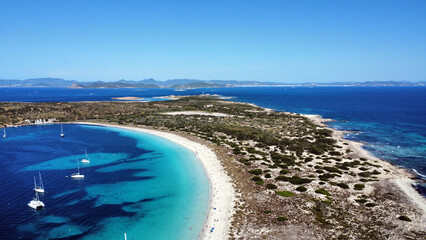 Vista aerea della spiaggia di Playa S'Alaga, isola di Espalmador, Far d'en Pou e Ibiza (Isole...