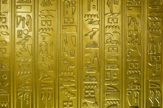 Un arri&egrave;re-plan d'&eacute;criture dor&eacute;e de hi&eacute;roglyphes &eacute;gyptiens