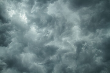 dunkle wolken am himmel, es braut sich ein unwetter zusammen, bedohliche Wolkenformation - obrazy, fototapety, plakaty