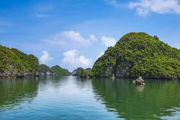 Fototapeta na wymiar View of Ha Long Bay, Quang Ninh Province, Vietnam. It has been recognized by Unesco as a World Natural Heritage many times.