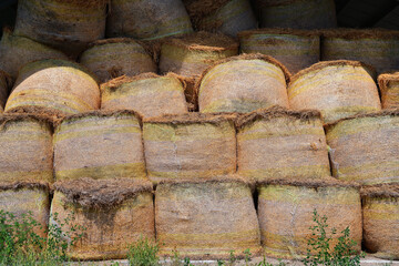 Heuballen in einer überdachten Lagerhalle