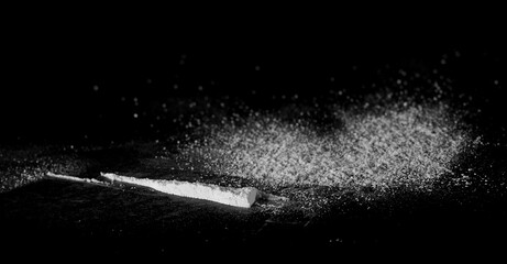 Cocaine powder on black, side view   - obrazy, fototapety, plakaty