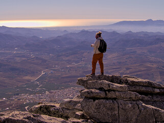 Homme admirant la vue depuis le Torcal de Antequera - Andalousie, Espagne