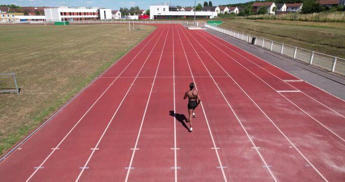 Femme sprintant, course sur une piste de sport, athl&eacute;tisme
