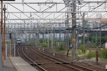 愛知県稲沢駅のホームと鉄道線路の風景