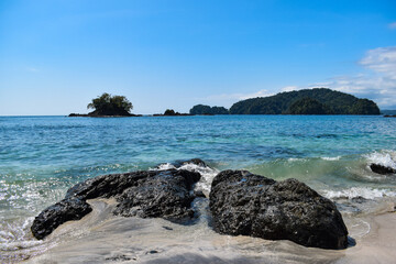 Playa rocosa en el mar color turquesa en el pacífico 