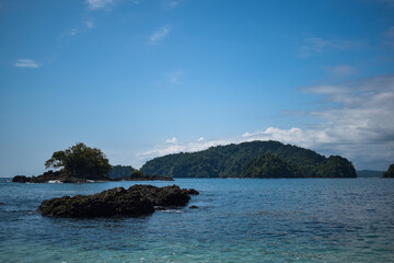 Paisaje tropical en el pac&iacute;fico en mar color turquesa