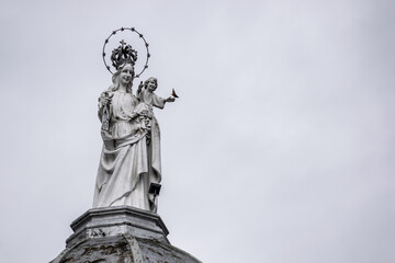 Fototapeta premium Virgen maria con jesucristo en brazos con una ave