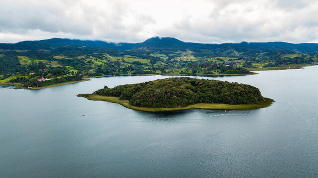 Laguna en medio de bosque, Laguna de la cocha, Pasto Nari&ntilde;o