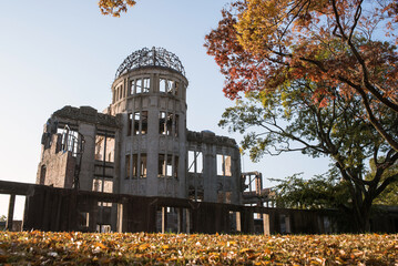 原爆ドームと紅葉　秋の広島平和記念公園　Atomic Bomb Dome and autumn leaves in Hiroshima