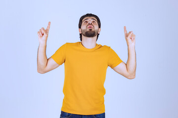 Fototapeta premium Man pointing up and demonstrating something