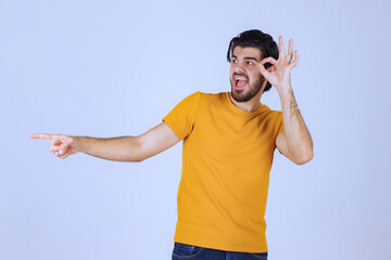 Naklejka premium Man with beard showing circle ok sign