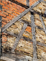 Gebäudeschäden an altem Fachwerkhaus