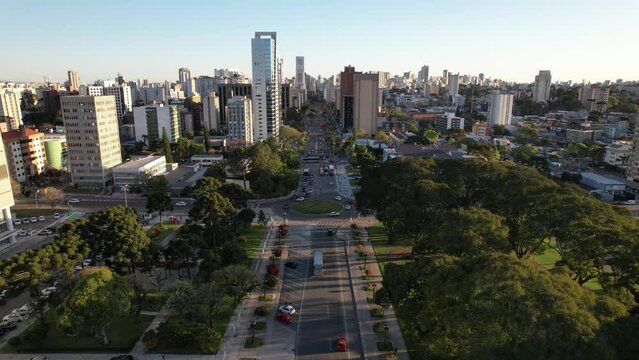 V&iacute;deo de drone do Centro C&iacute;vico de Curitiba, a partir da Avenida Candido de Abreu. Regi&atilde;o da cidade que concentra pr&eacute;dios p&uacute;blicos, tribunal de justi&ccedil;a, pal&aacute;cio igua&ccedil;u e assembleia legislativa