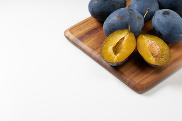 プルーンを白背景で