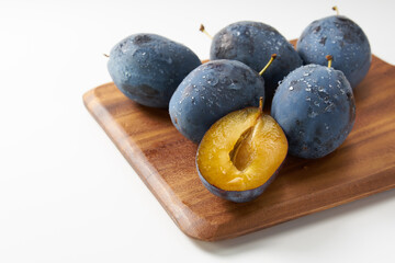 プルーンを白背景で