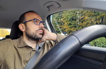 Guidare con il mal di testa per il forte stress