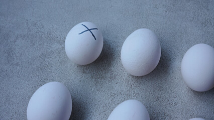 たまご　木の床と器　かご　オーガニック　無精卵