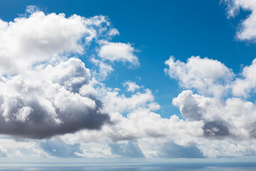 Cielo azul con nubes con el horizonte en el mar