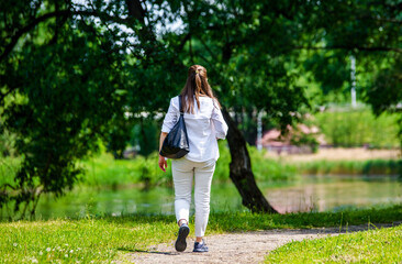 Fototapeta premium Girl walks in the city summer Park 