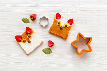 Kids sandwiches for breakfast - fox face made from peanut butter and strawberries