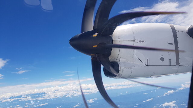 Turbina de avi&oacute;n de h&eacute;lices ART42 volando 