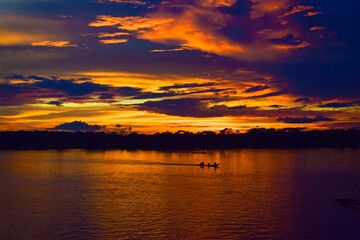 Silueta barca en el rio en un atardecer