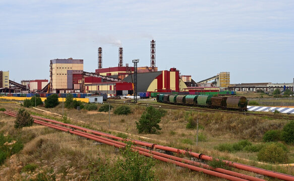 Factory producing potash products from extracted minerals