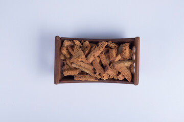 Bread crackers in a wooden tray in the center