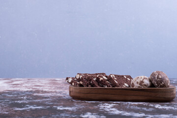 Cocoa gingerbreads in a wooden plate