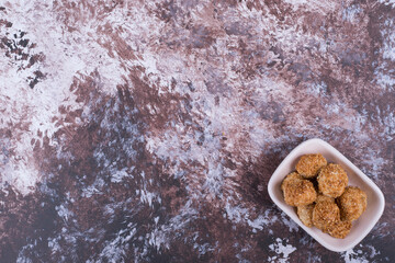 Crunchy cookies in a white ceramic saucer