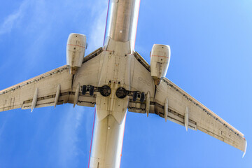 Airplane landing clos eup