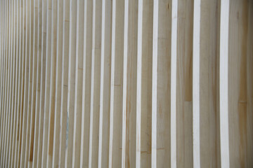 Obraz premium Eine Holzkonstruktion mit Wellen und Verformungen als Hintergrund. Holz ist ein nachwachsender Rohstoff. 