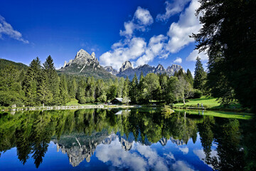Fototapeta na wymiar Blick auf einen kleinen Bergsee mit Spiegelung der dahinter liegenden Berge im Wasser