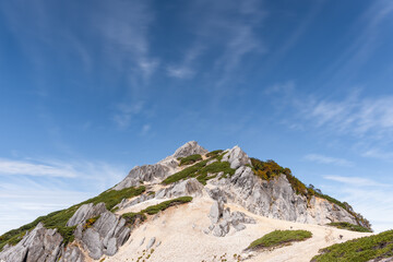 アルプスの女王と登山者に親しまれる美しき燕岳の姿