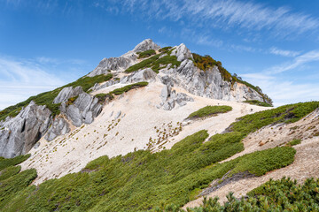 アルプスの女王と登山者に親しまれる美しき燕岳の姿