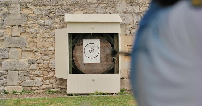 tire &agrave; l'arch en action avec vu POV sur la cible