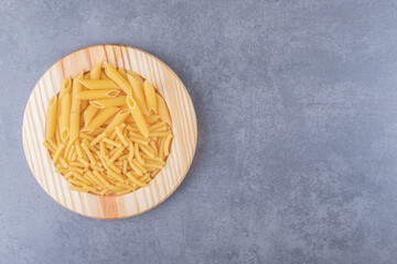Two kinds of pasta on wooden plate